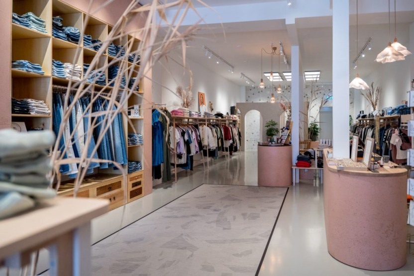 HetCommunicatiemeisje-Loya april 2024 - LR-157