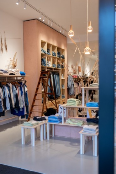 HetCommunicatiemeisje-Loya mrt 24-LR-155