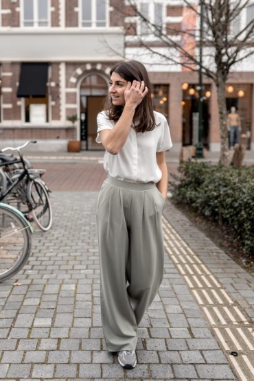 HetCommunicatiemeisje-Loya mrt 24-LR-25